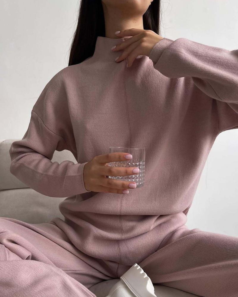 Ensemble pull en maille et pantalon large pour femme - Pull à col montant fendu et pantalon ample, tenue streetwear rose poudré et crème_voghion.com