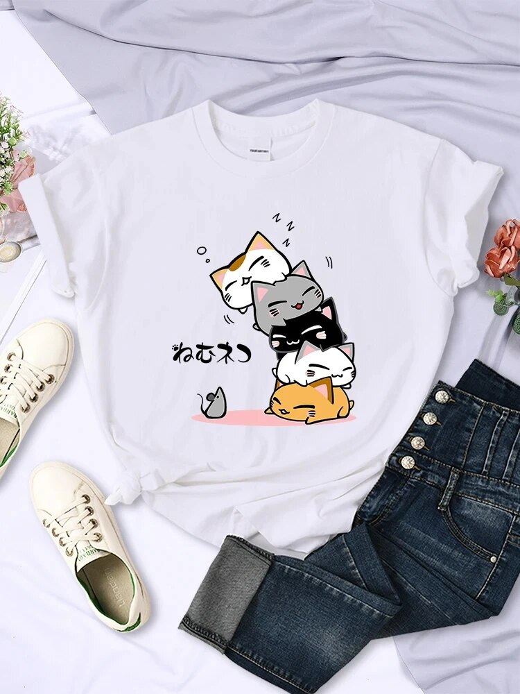 Cute Stacked Cats Sleeping Don'T See The Mouse Print Women T-Shirt Comfortable Soft Tops Creativity Fashion Womans Tee_voghion.com