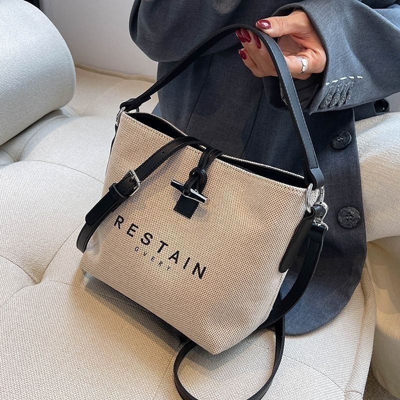 Design de nicho da moda deste ano 2025 Novas bolsas femininas casuais versáteis de lona crossbody de mão_voghion.com