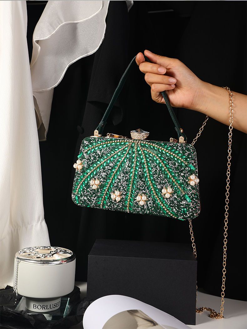Diamanti intarsiati alla moda e super belli per le celebrità femminili, tracolla monospalla con diamanti acquatici alla moda_voghion.com