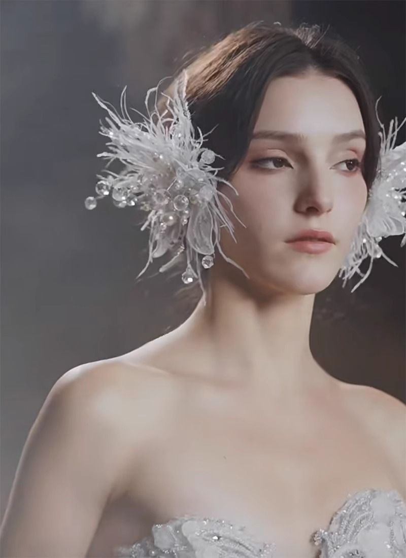 Copricapo di design fatto a mano in pizzo bianco con fiore, fata con becco d'anatra, bellezza, bordo con piume, sposa, matrimonio, fermaglio per capelli da donna_voghion.com