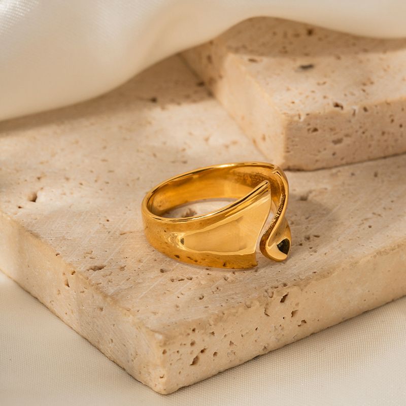 Outsidered design with exaggerated style, gold-plated stainless steel curved ring opening, non fading accessory_voghion.com