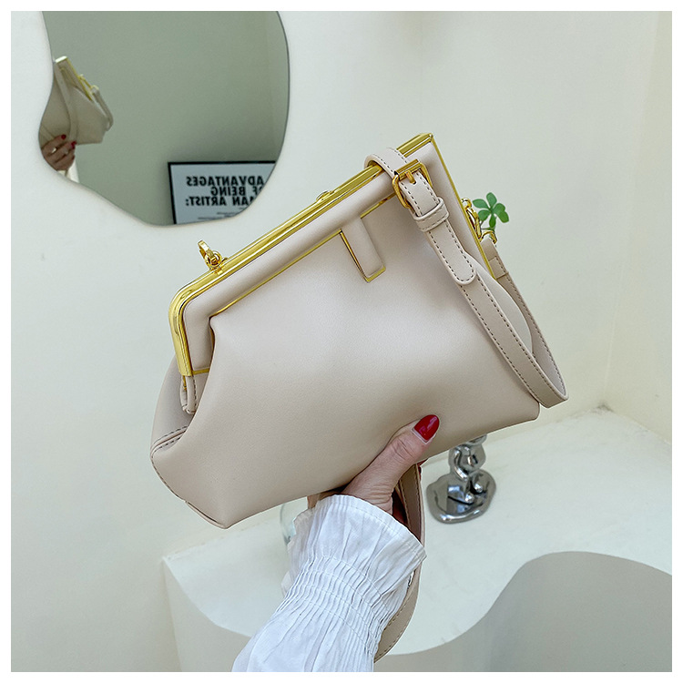 Borsa da donna Borsa a tracolla nuovo stile Borsa a tracolla semplice vintage europea e americana La popolare borsa con clip in metallo di quest'anno_voghion.com