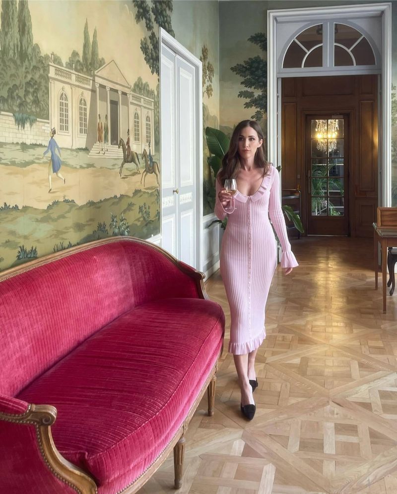 Abito in maglia a trapezio con vita alta, maniche lunghe, colletto alla russa, volant, vestibilità attillata, da donna, colore rosa_voghion.com