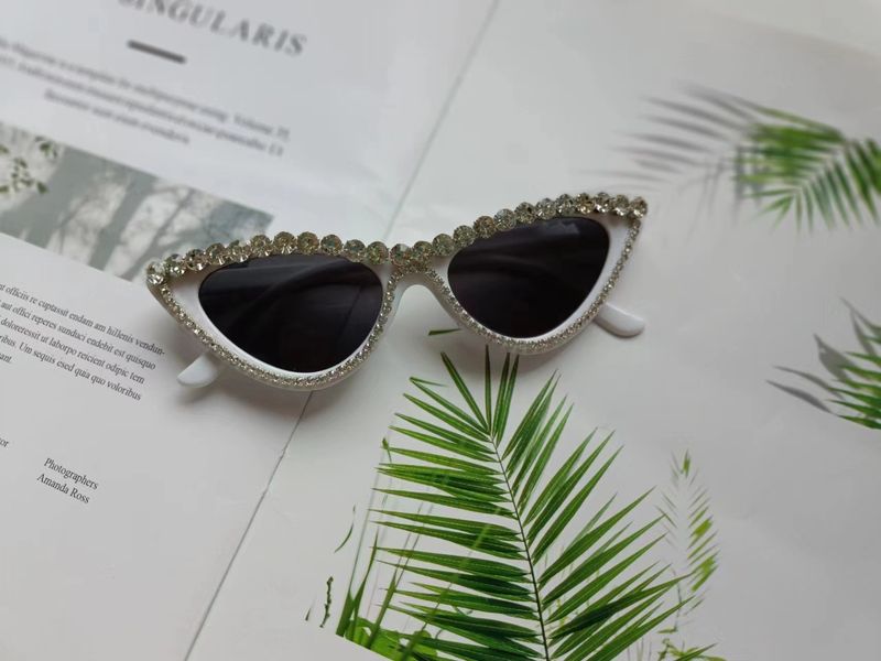 Trendy triangular glasses, fashionable and exaggerated with sunglasses, cat eye patch diamond sunglasses_voghion.com