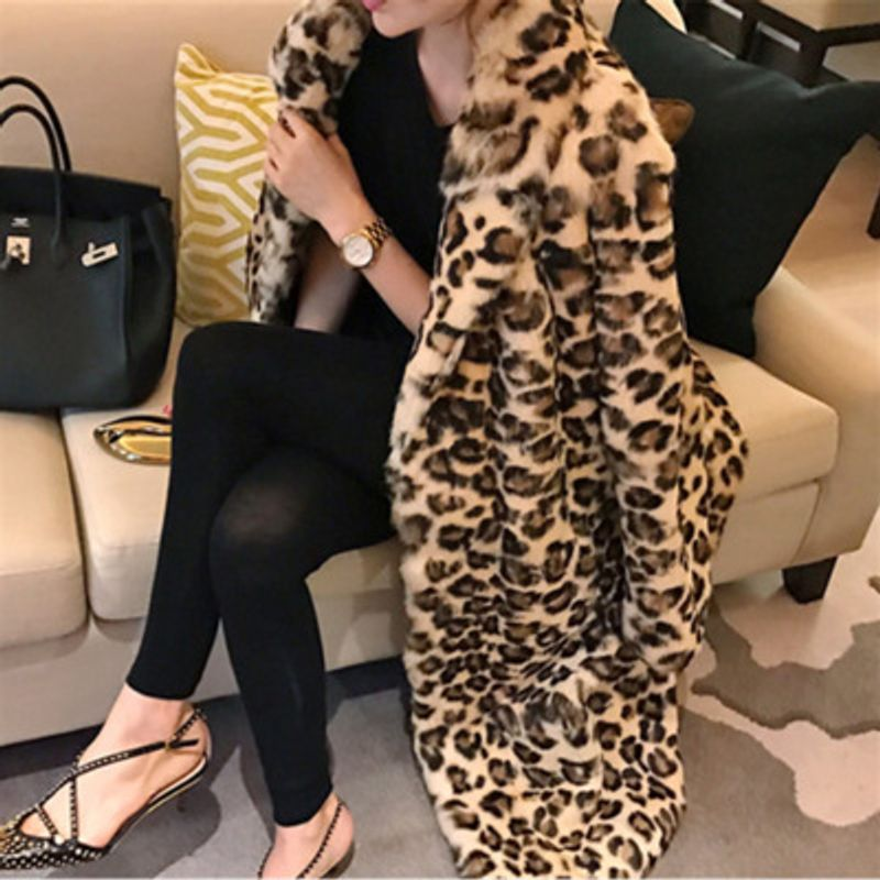 Damenmode im langen flauschigen Trenchcoat passend zum Outfit_voghion.com
