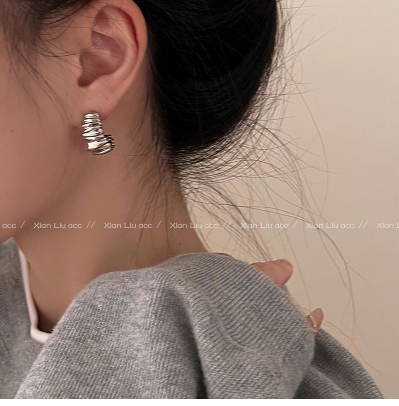 Orecchini in metallo plissettato irregolare, luce di lusso, temperamento di alta gamma, nuovi accessori per le orecchie da donna_voghion.com
