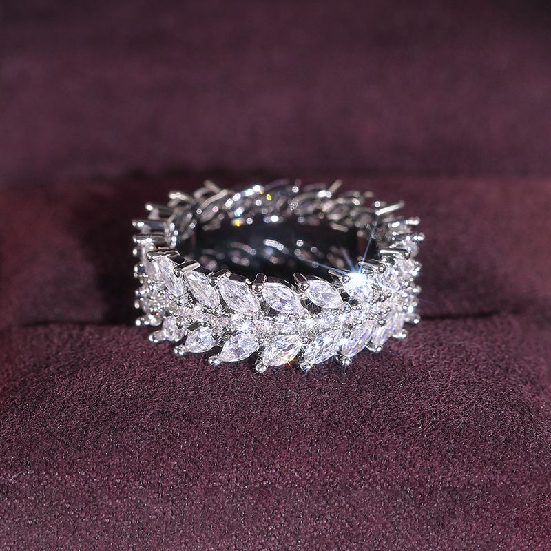 Cao Shifeng's Luxurious Willow Leaf Ring Exudes And Cool Vibe, With Dense Circle Of Inlaid Index Finger Rings That Exude_voghion.com