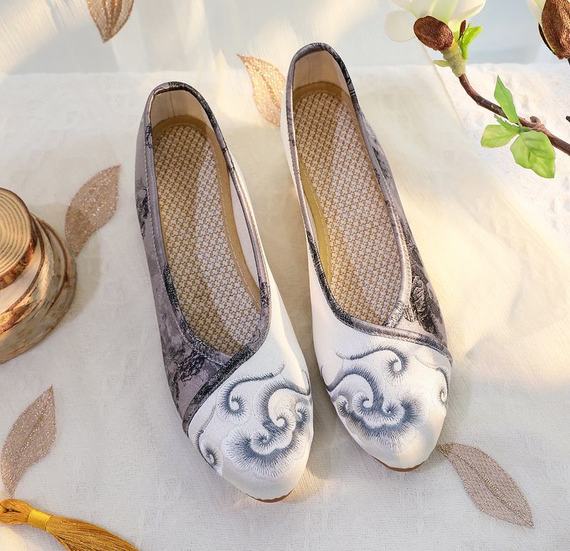 Damenschuhe Frühlings-Cheongsam im neuen Stil, spitze Tanzschuhe für Damen im Retro-Look, bedruckte alte Stoffschuhe_voghion.com