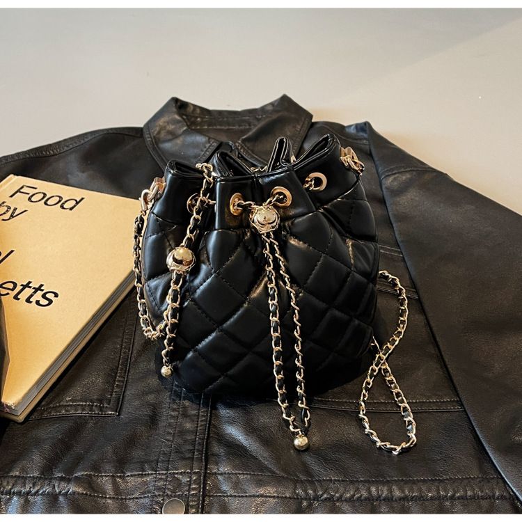 Damen Bucket Bag Diamond Chain Crossbody Bag Kleine Bucket Bag mit Kordelzug Leichte, luxuriöse, runde Bucket Bag Umhängetasche Crossbody Bag Frau_voghion.com