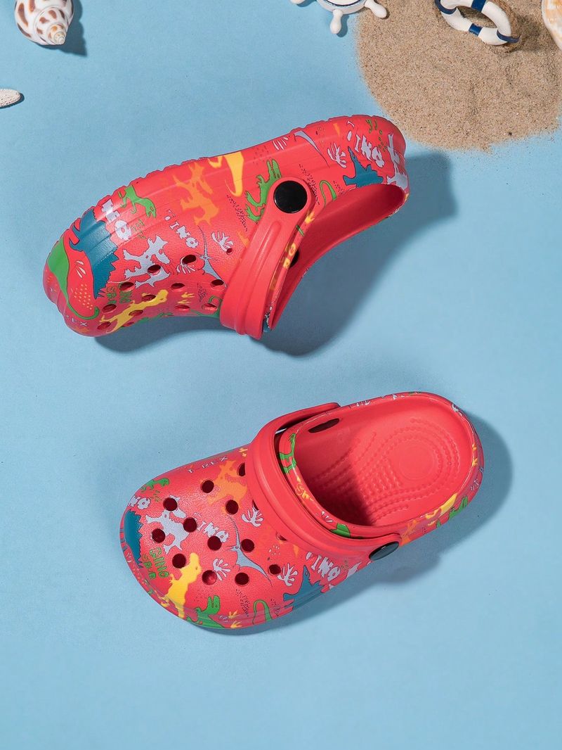 Un paio di scarpe da casa comode e alla moda per ragazzi, con stampa di dinosauri, adatte per l'estate._voghion.com