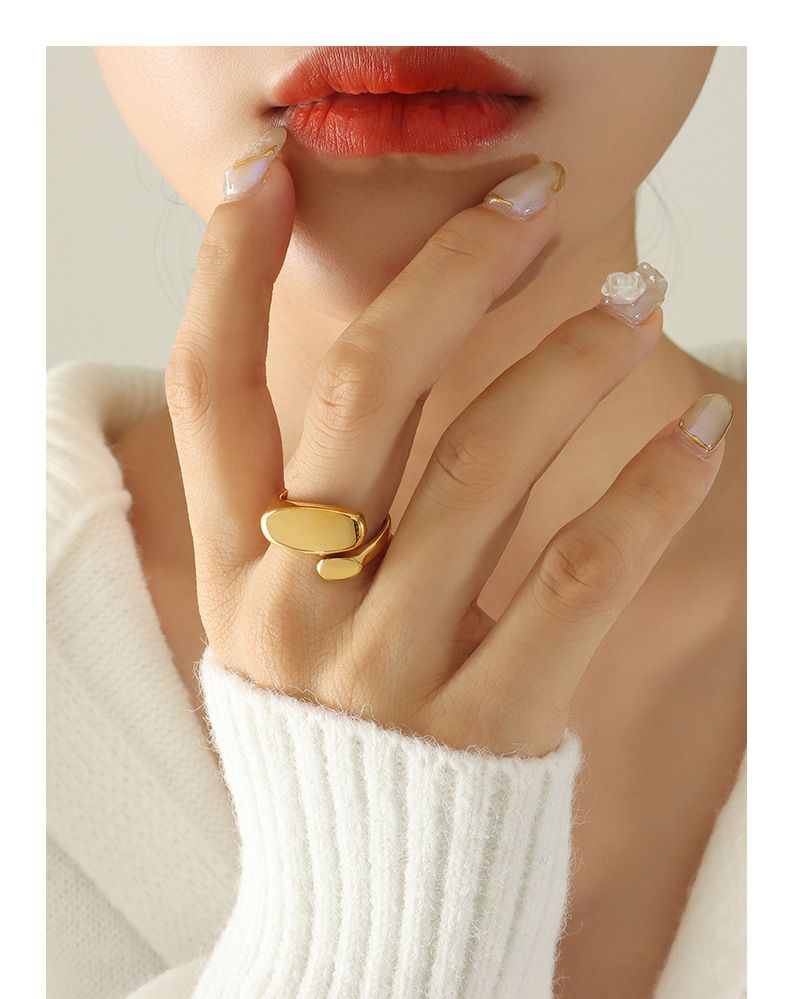 Minimalistischer Ring im INS-Stil mit unregelmäßigem, flachem, offenem Titanstahl und Goldschwanz-Gussverfahren A156_voghion.com