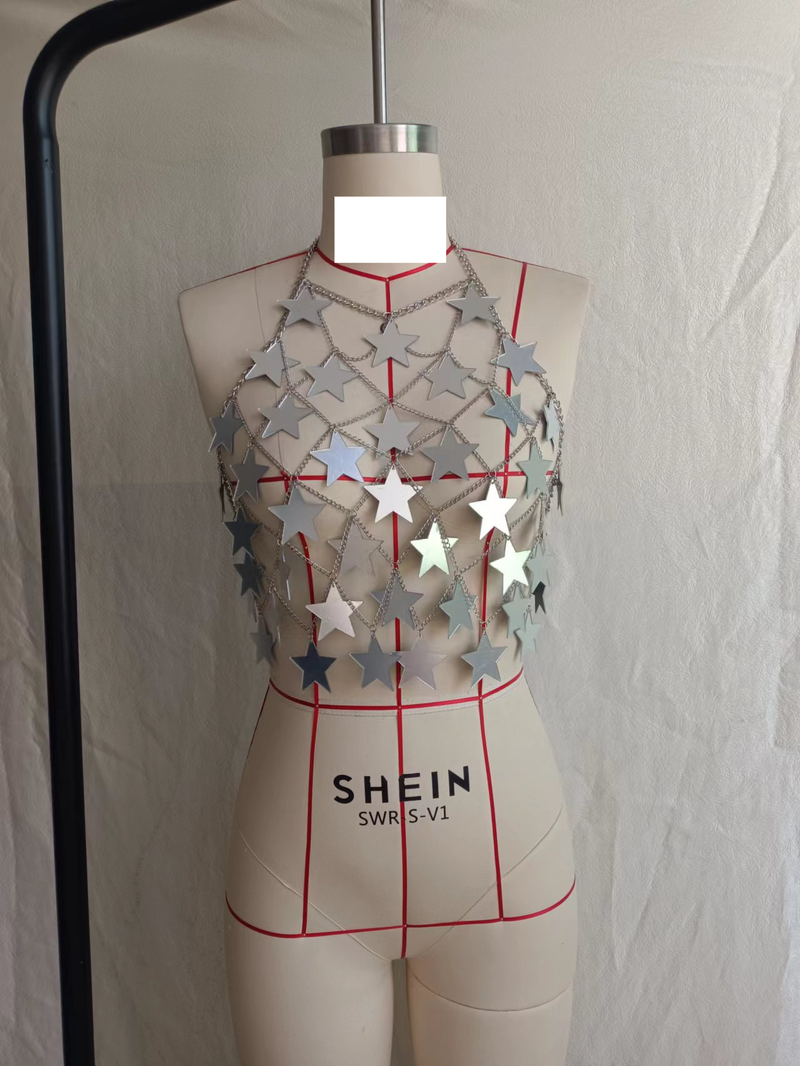 Corrente de metal sexy com pingente de estrela de cinco pontas e uma pequena regata com tomara que caia no peito_voghion.com