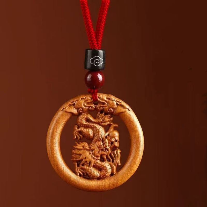 Scultura in legno di pesco intagliata in stile cinese Taish raffigurante i dodici segni zodiacali, raffiguranti una coppia di uomini e donne, bambini e una divinità protettrice che promuove la buona salute._voghion.com