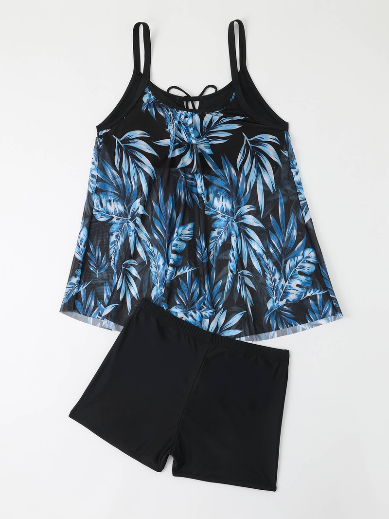 Fat Sister porte un maillot de bain fendu confortable et minimaliste avec un pantalon ample à coins plats_voghion.com