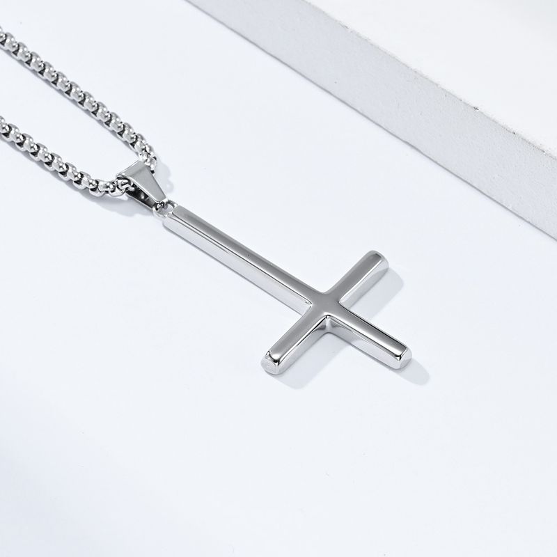 Collana con ciondolo a croce rovesciata semplice in acciaio al titanio con ciondolo a forma di Papa da uomo_voghion.com