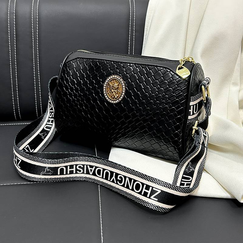 Kožená dámská taška Crossbody Polštář Barrel Woven_voghion.com
