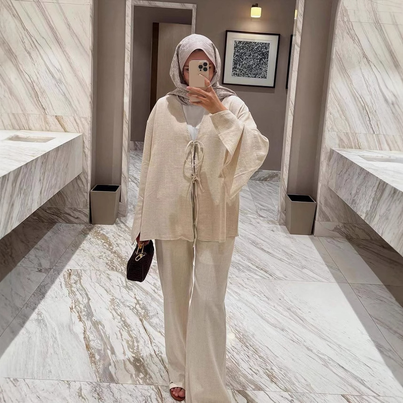 Abbigliamento da donna alla moda, elegante set da salotto da donna di ispirazione araba con maniche a tromba e cravatta - camicetta e pantaloni fluidi con maniche a campana e dettaglio cravatta_voghion.com
