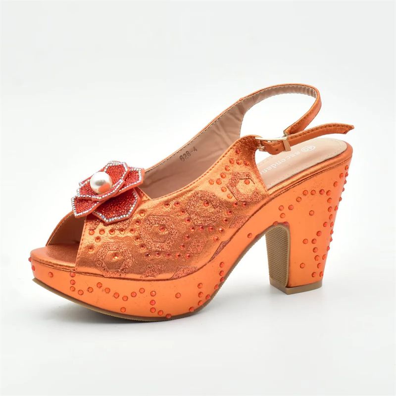 Per la cena, abbina sandali con perline stereo parquet con una borsa a mano con diamanti dello stesso colore._voghion.com