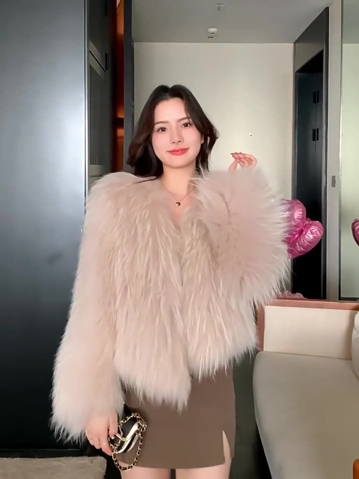 Cappotto corto invernale da donna in pelliccia sintetica con fodera trapuntata - Capispalla comodo ed elegante nei colori crema, grigio, nero e latte_voghion.com