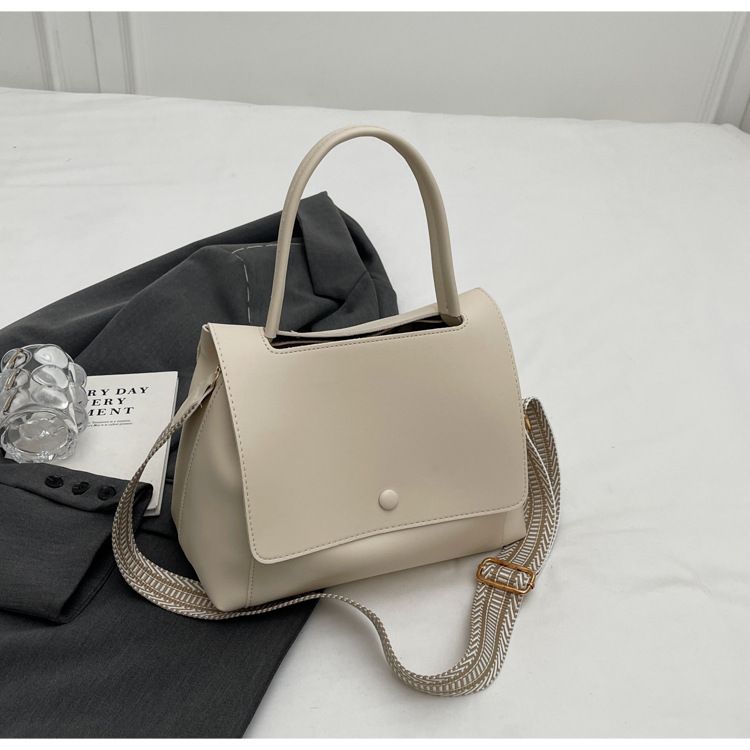 Fashionable and minimalist for women in summer, large capacity single shoulder crossbody bag, 2024 new Korean version_voghion.com