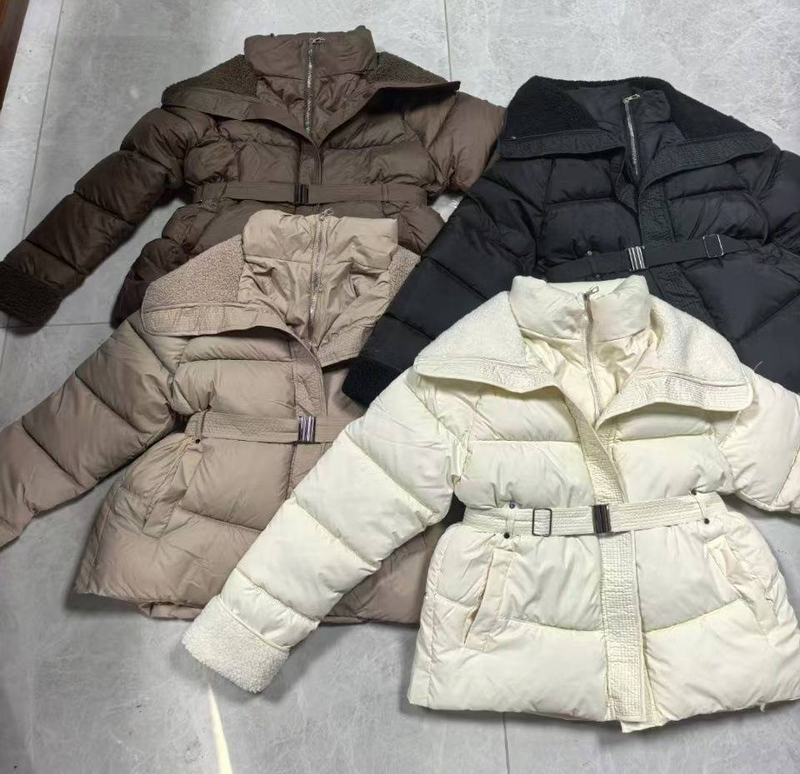 Piumino corto con finiture in pelliccia sintetica – Cappotto trapuntato in poliestere da donna con cintura in vita (beige/nero/talpa, M-XXL)_voghion.com