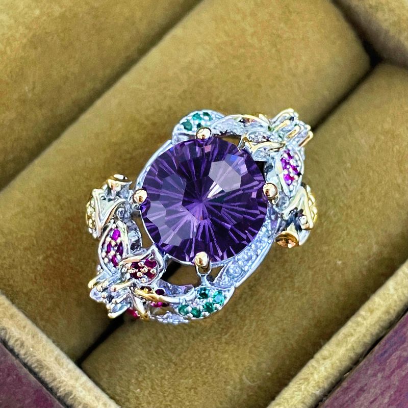 Italienischer zweifarbiger Goldring mit handgefertigtem, eingelegtem Feuerwerksschliff-Diamant in Lila für Frauen mit buntem Blumenedelstein_voghion.com