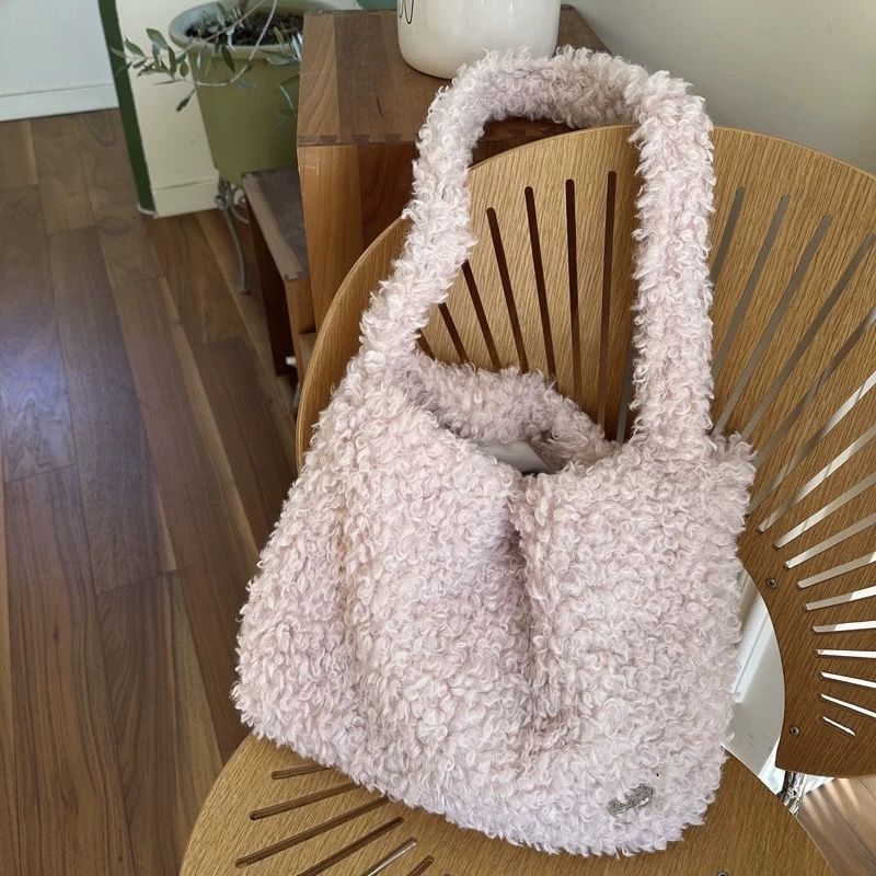 Borsa a tracolla spaziosa in feltro di lana morbida autunno/inverno 2025, elegante e versatile_voghion.com