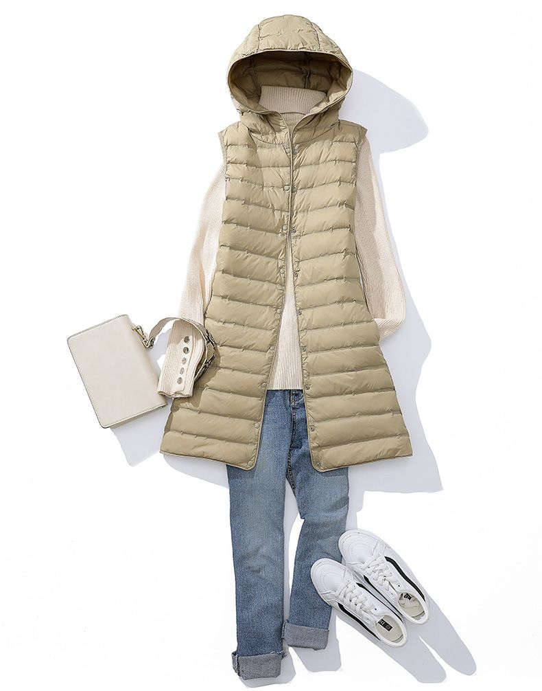 "Gilet leggero da donna slim fit in piuma d'oca, lunghezza media, con cappuccio, design laminato senza cuciture, color cachi/nero/beige"_voghion.com