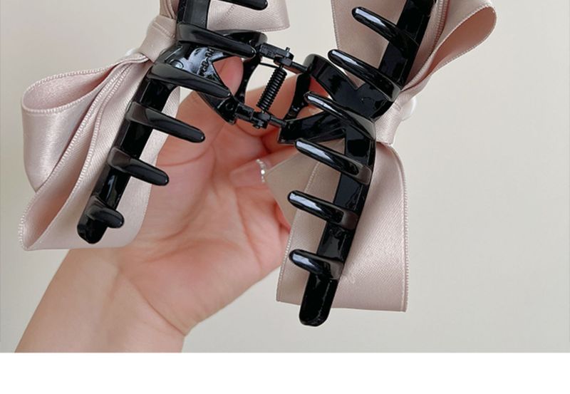 Haarspange mit Schleife, Temperament, Perle, große Schleife, Premium-Haifisch-Clip, Kopfbedeckung, Haarnadel am Hinterkopf einer Frau_voghion.com