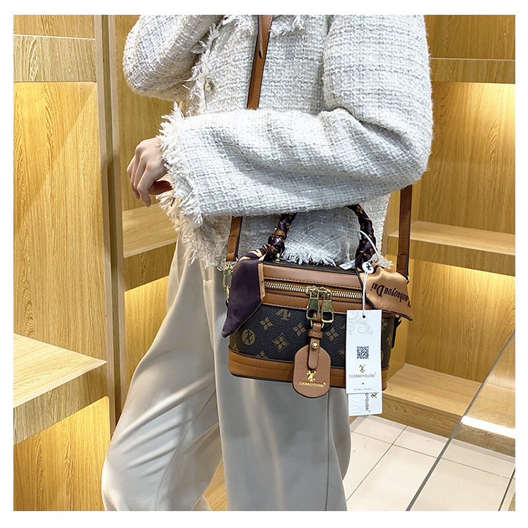 Alta calidad para las mujeres 2023 Nueva moda caja impresa Versátil portátil hombro crossbody Maquillaje bolsa tendencia_voghion.com