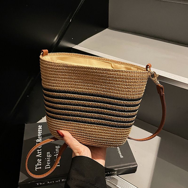 Borsa a secchiello con tracolla in paglia intrecciata a mano per donna, nuova borsa estiva dal design di nicchia, borsa da spiaggia di grande capacità per le vacanze_voghion.com