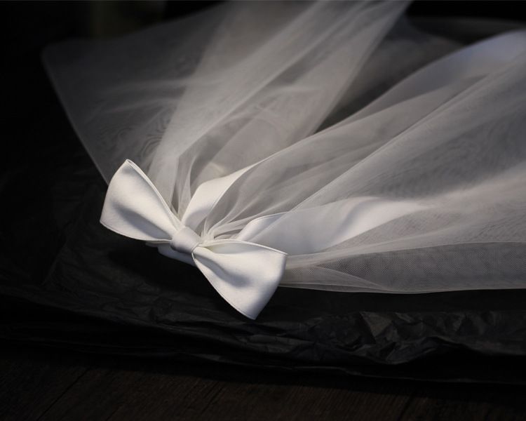 Foto di certificato di matrimonio in stile corto bianco foresta con fiocco in nastro, velo da sposa_voghion.com