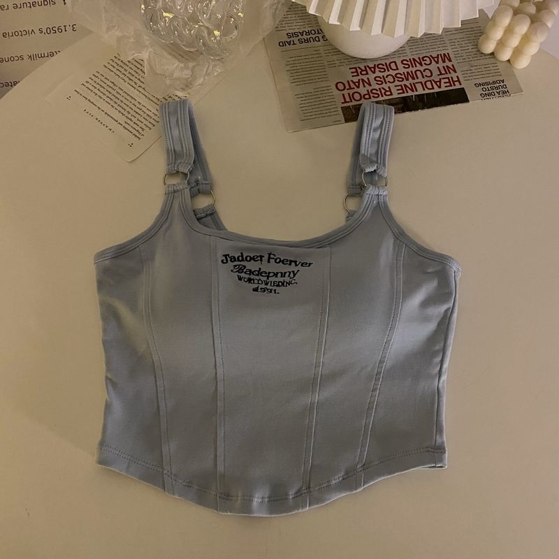 Kuuma tüdruku kevadsärgi tikitud kirjaga kitsas lõige ja rinnahoidjaga ülaosa_voghion.com