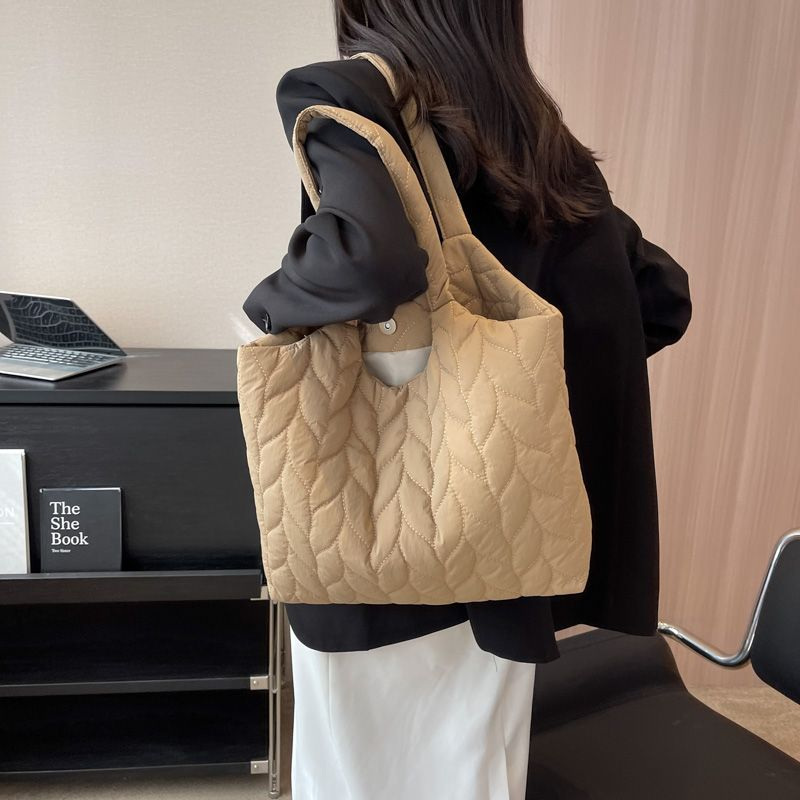 Große weiche Schulter-Seitentasche für Frauen 2023 Frühlingstrend Modedesign Tuch Hand weibliche Handtaschen Tragetaschen_voghion.com