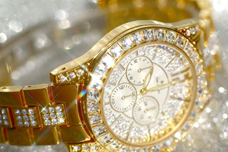 Women's Elegant Square Diamond Watch With Sparkling Crystals, Quartz Movement, Stainless Steel Clasp, Mineral Glass, 38mm Round Dial, Water Resistant_voghion.com