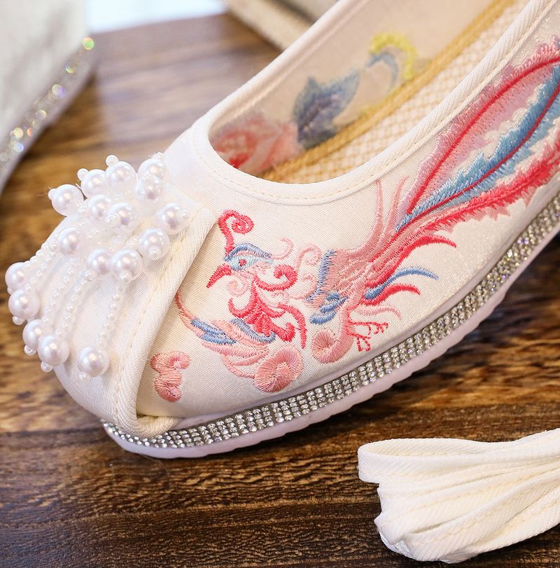 Umgedrehte Stoffschuhe im antiken Stil mit Perlenstickerei, Hanfu-Schuhe für Damen mit erhabenen Elementen im Inneren_voghion.com
