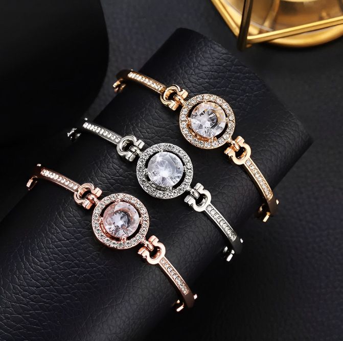 Braccialetto elegante all'ingrosso con zirconi di cristallo per donne, nuovo stile coreano per studenti, con cuori semplici intarsiati e otto frecce_voghion.com