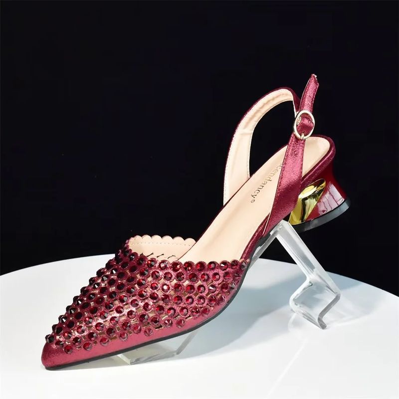 Spitz zulaufende Damenschuhe in Übergröße mit leerem Absatz und Strass-Eimer-Handtasche_voghion.com