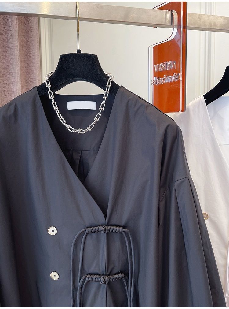 Kleidung Frühling und Sommer Neue Designer V-Ausschnitt Quaste Button Shirt Damen Design Lose Nischenoberteil_voghion.com