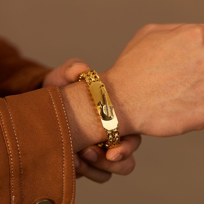 Divatos rozsdamentes acél dizájn, háromdimenziós gitár, aranyozott férfi karkötő_voghion.com