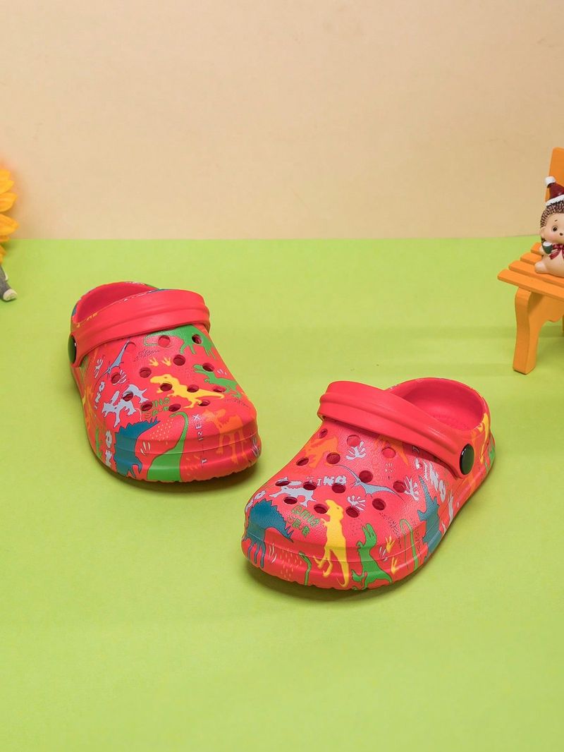 Un paio di scarpe da casa comode e alla moda per ragazzi, con stampa di dinosauri, adatte per l'estate._voghion.com