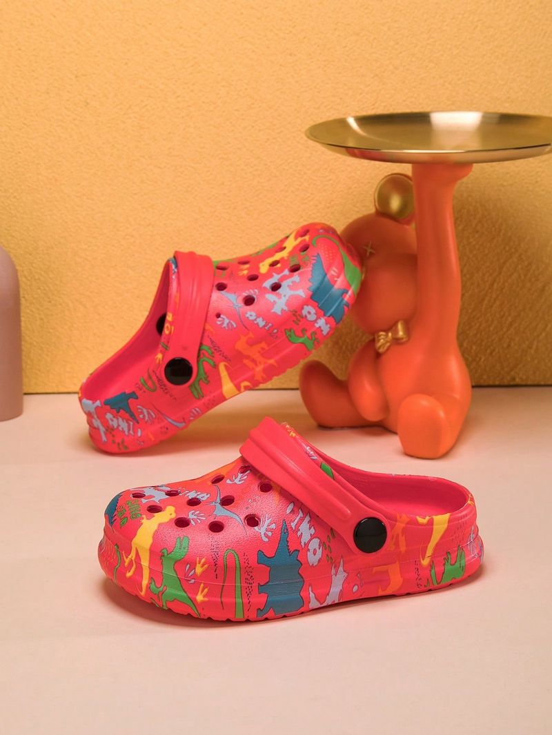 Un paio di scarpe da casa comode e alla moda per ragazzi, con stampa di dinosauri, adatte per l'estate._voghion.com
