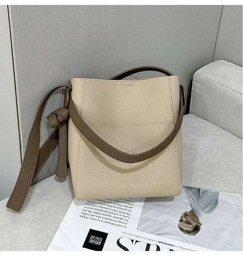 Borsa a mano da donna con tracolla larga, in vera pelle, con messaggio, grande capacità, semplice e multifunzionale, firmata 2025_voghion.com