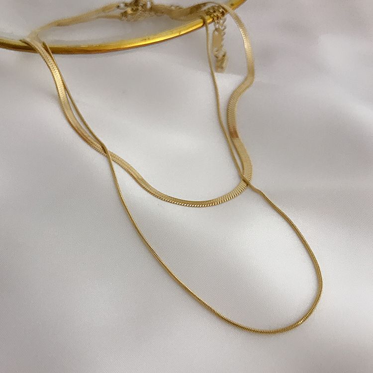 Minimalistyczny naszyjnik typu choker z podwójną warstwą wężowej kości z fajnym złotym tytanowym stalowym łańcuszkiem na obojczyk_voghion.com