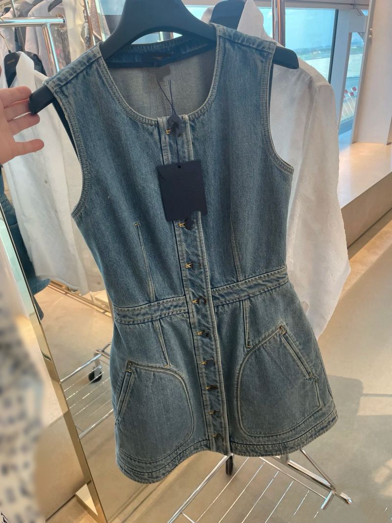 Abbigliamento da donna, nuova serie Sailing Holiday Denim, abito senza maniche con ricamo del logo in colori a contrasto_voghion.com