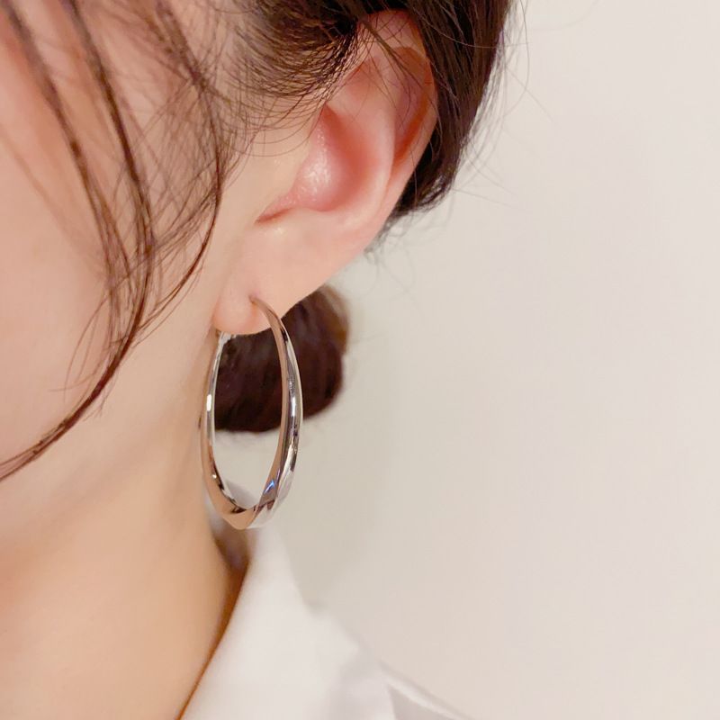 Orecchini pendenti a cerchio in metallo intrecciato unici da donna - Stile minimalista per un uso quotidiano elegante e versatile | Design snellente per le orecchie_voghion.com