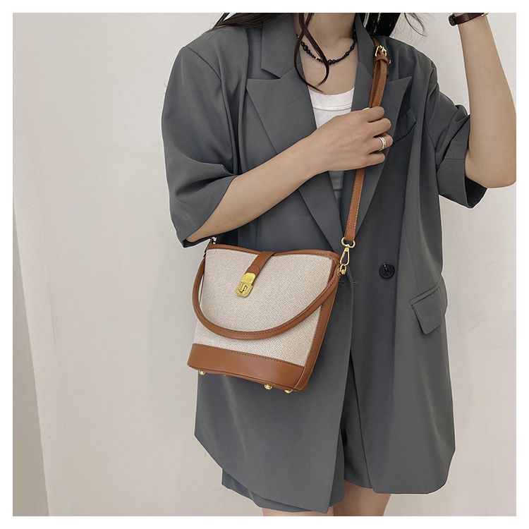 2024 nieuwe tas dames trendy en modieuze draagbare emmertas met klein ontwerp contrasterende kleur splitsen enkele schouder crossbody tas_voghion.com