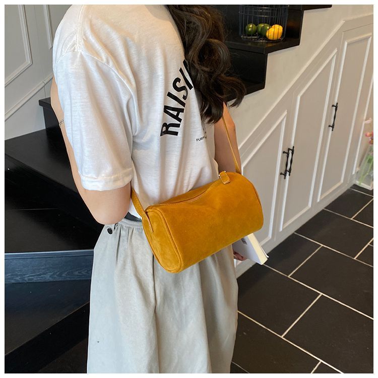 Borsa a tracolla minimalista in pelle scamosciata nera da donna autunno/inverno 2025_voghion.com