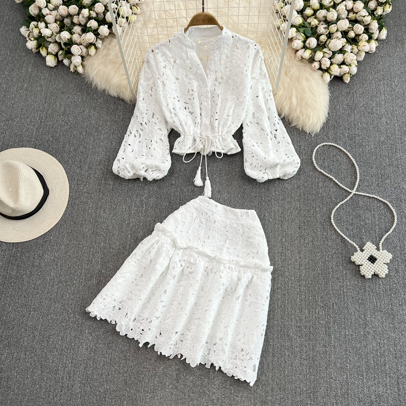 Conjunto feminino de duas peças com camisa curta e manga lanterna, cintura alta e saia justa em A_voghion.com